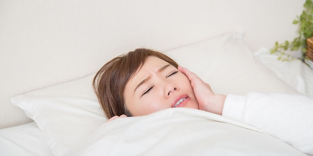 寝起きに歯が痛みを感じる原因とは？