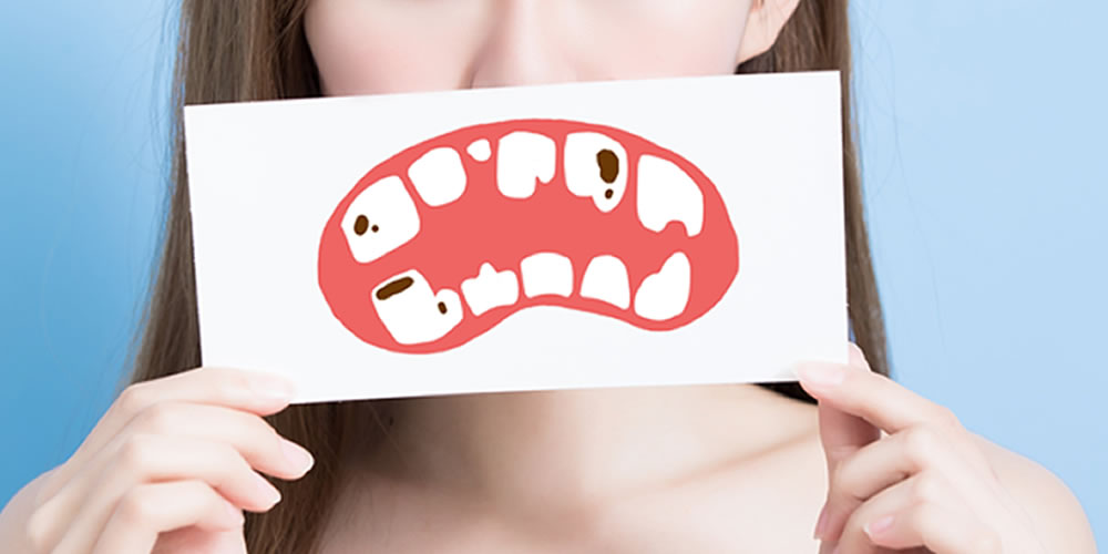 歯が黒ずむ・変色する原因と対処法とは？