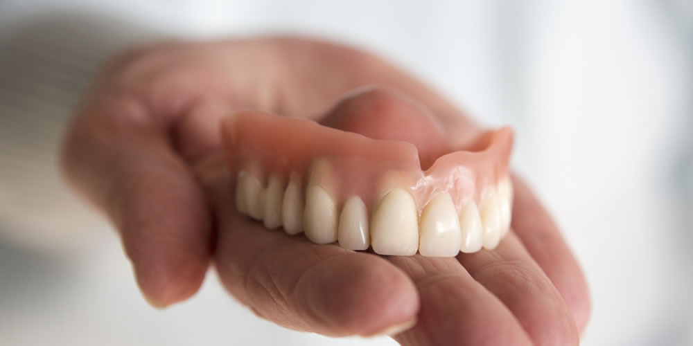 入れ歯の臭いの原因と対処方法